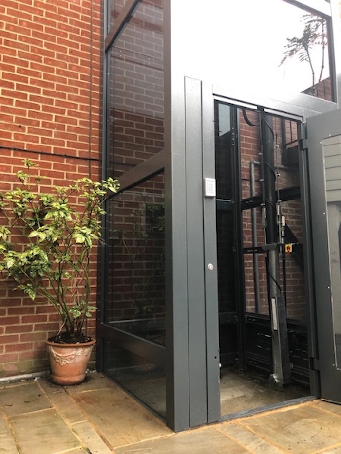 The lift features an anthracite grey steel frame