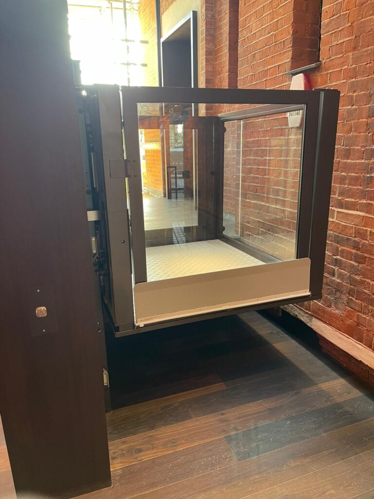The open platform lift is pitiless and has a small automatic ramp instead